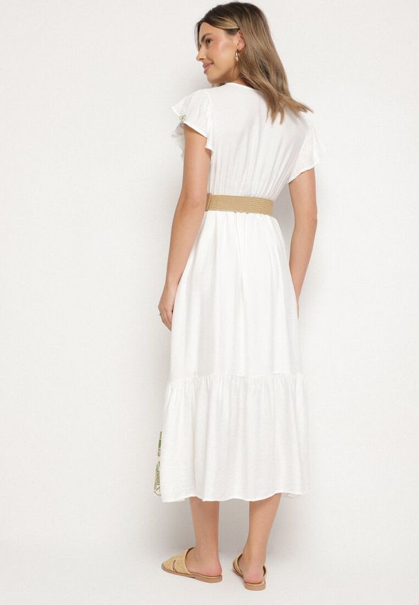 Born2be - Biało-Zielona Wiskozowa Sukienka z Paskiem w Ornamentny Wzór Nilorine. Okazja: na co dzień, na spacer. Kolor: zielony. Materiał: wiskoza. Typ sukienki: kopertowe. Styl: klasyczny, casual, elegancki