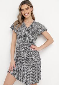 Born2be - Czarna Sukienka z Kopertowym Dekoltem Wiązanym Paskiem i Gumką w Talii z Wiskozy Canbra. Kolor: czarny. Materiał: wiskoza. Sezon: lato. Typ sukienki: kopertowe #3