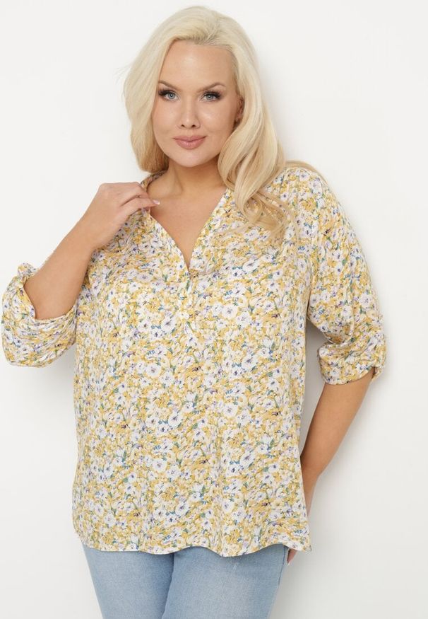 Born2be - Żółta Bluzka Wiskozowa w Kwiaty o Koszulowym Fasonie Vilozi. Okazja: na co dzień. Typ kołnierza: dekolt w kształcie V. Kolekcja: plus size. Kolor: żółty. Długość: długie. Wzór: kwiaty. Materiał: wiskoza. Długość rękawa: długi rękaw. Styl: elegancki, casual