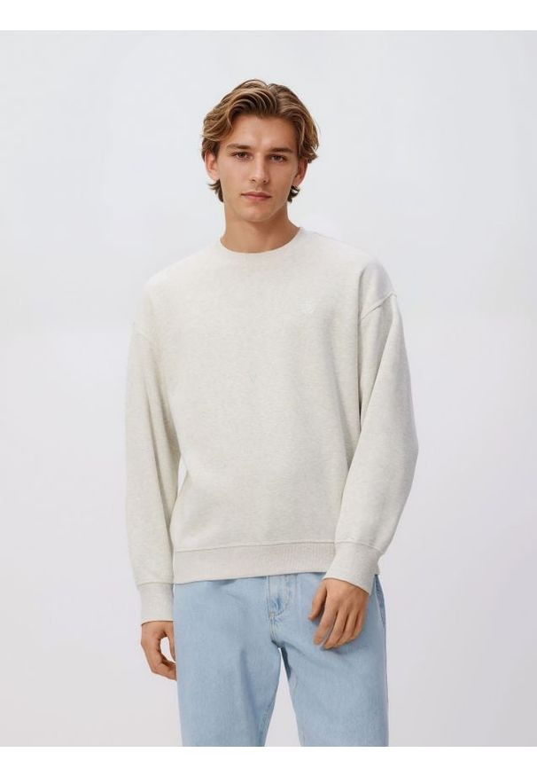 Reserved - Bluza z drobnym haftem - złamana biel. Materiał: dzianina, bawełna. Wzór: haft