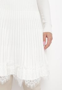 Born2be - Biała Mini Spódnica z Gumką w Pasie z Koronką Cales. Okazja: na co dzień. Kolor: biały. Materiał: koronka. Wzór: koronka. Styl: casual #3