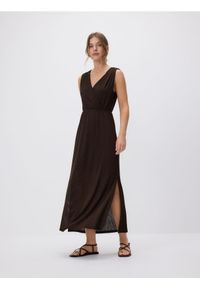 Reserved - Sukienka maxi z wiązaniem - brązowy. Kolor: brązowy. Materiał: dzianina. Długość: maxi