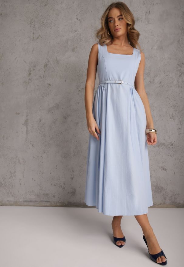 Renee - Niebieska Bawełniano-Wiskozowa Sukienka na Szerokich Ramiączkach z Wąskim Paskiem Alcassa. Typ kołnierza: dekolt kwadratowy. Kolor: niebieski. Materiał: wiskoza, bawełna. Długość rękawa: na ramiączkach. Typ sukienki: rozkloszowane, proste. Styl: elegancki