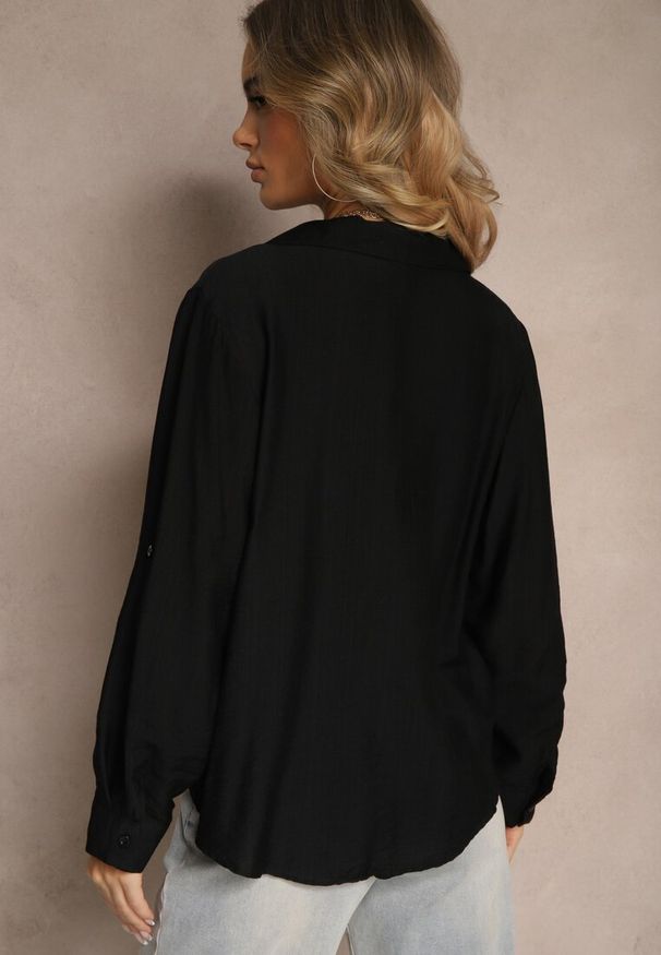 Renee - Czarna Koszula o Kroju Oversize z Podpinanymi Rękawami Jenitta. Okazja: na co dzień. Kolor: czarny. Materiał: jeans. Styl: casual, elegancki