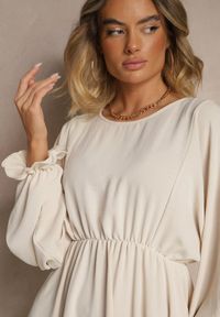 Renee - Jasnobeżowa Rozkloszowana Sukienka z Gumką w Talii i przy Mankietach Tesunela. Okazja: na co dzień. Kolor: beżowy. Styl: casual, elegancki