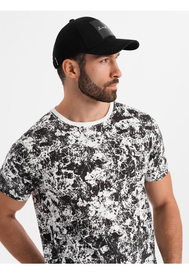 Ombre Clothing - Męska wzorzysta bawełniana koszulka z krótkim rękawem – biało-czarna V2. Okazja: na co dzień. Kolor: biały. Materiał: bawełna. Długość rękawa: krótki rękaw. Długość: krótkie. Wzór: nadruk. Styl: klasyczny, casual