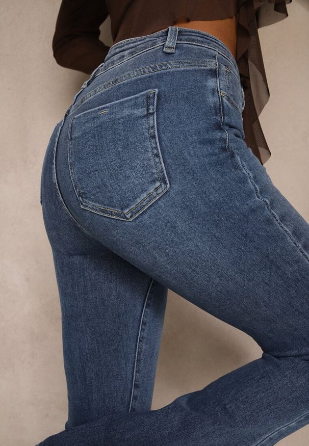 Renee - Niebieskie Elastyczne Jeansy z Nogawkami Typu Flare Zenala. Okazja: na co dzień. Stan: podwyższony. Kolor: niebieski. Styl: casual, elegancki, retro, klasyczny