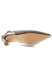 Srebrne Czółenka Alma En Pena Eleganckie Buty Damskie Na Obcasie. Okazja: na imprezę. Nosek buta: szpiczasty. Zapięcie: pasek. Kolor: czarny. Wzór: aplikacja. Obcas: na obcasie. Styl: elegancki. Wysokość obcasa: średni #4