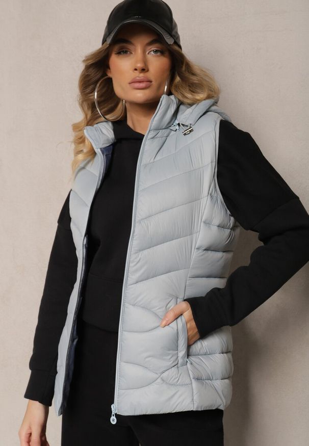 Renee - Jasnoniebieska Kamizelka z Odpinanym Kapturem Ozdobiona Pikowaniem i Zasuwanymi Kieszeniami Valentea. Okazja: na co dzień. Kolor: niebieski. Materiał: jeans. Wzór: aplikacja. Styl: elegancki, casual