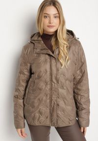 Born2be - Brązowa Pikowana Kurtka Przejściowa z Kapturem Arivitte. Okazja: na co dzień. Typ kołnierza: kaptur. Kolekcja: plus size. Kolor: brązowy. Materiał: jeans. Styl: casual, elegancki