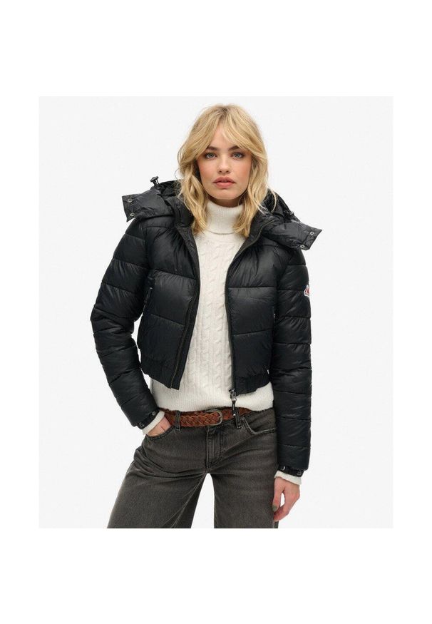 Superdry - Kurtka z kapturem Crop Hooded Fuji. Typ kołnierza: kaptur. Kolor: czarny. Długość rękawa: długi rękaw. Styl: elegancki