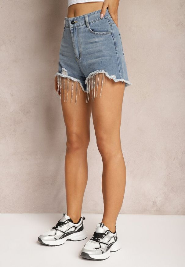Renee - Niebieskie Jeansowe Szorty z Bawełny High Waist Wykończone Cyrkoniami i Przetarciami Tiamelba. Okazja: na co dzień, na imprezę. Stan: podwyższony. Kolor: niebieski. Materiał: jeans, bawełna. Długość: krótkie. Wzór: aplikacja. Styl: elegancki, casual