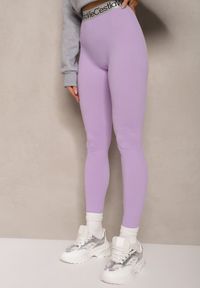 Renee - Jasnofioletowe Sportowe Legginsy Elastyczne z Ozdobną Szeroką Gumą w Pasie Larnode. Okazja: na co dzień. Kolor: fioletowy. Materiał: guma. Styl: sportowy