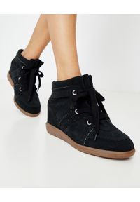 ISABEL MARANT - Sneakersy Bobby Faded Black z ukrytym koturnem 5 cm. Okazja: na co dzień. Nosek buta: okrągły. Kolor: czarny. Materiał: guma, zamsz, jeans. Obcas: na koturnie. Styl: boho, casual, elegancki