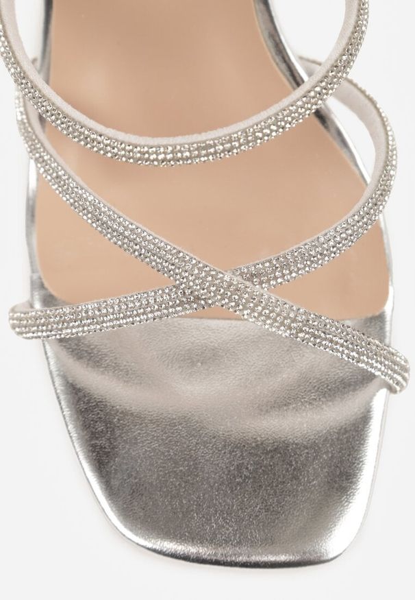 Renee - Srebrne Sandały na Szpilce z Kwadratowym Noskiem i Cyrkoniowymi Paskami Zeviana. Okazja: na imprezę. Zapięcie: pasek. Kolor: srebrny. Obcas: na szpilce. Styl: glamour, elegancki