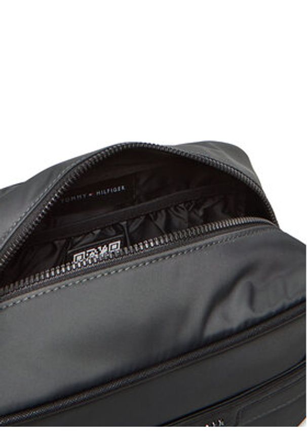 TOMMY HILFIGER - Tommy Hilfiger Kosmetyczka Th Repreve Washbag AM0AM13525 Szary. Kolor: szary. Materiał: materiał