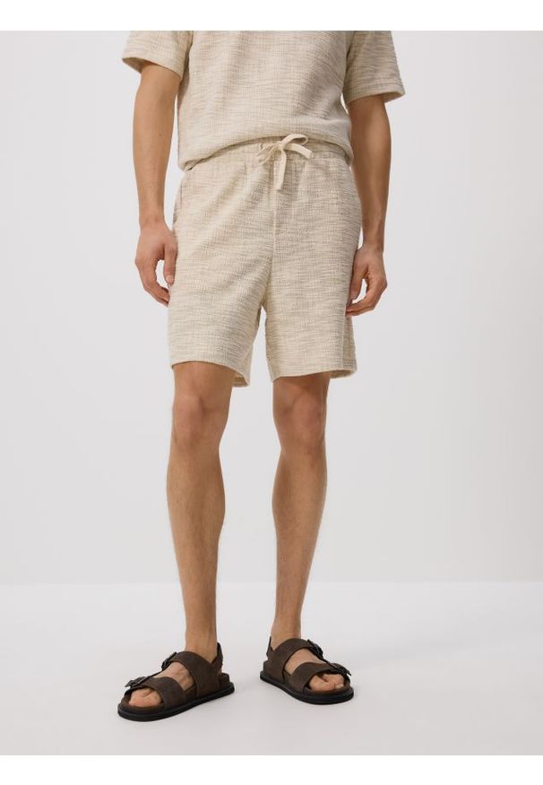 Reserved - Strukturalne szorty regular - beżowy. Kolor: beżowy. Materiał: bawełna, dzianina