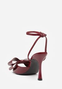 Born2be - Bordowe Sandały Lakierowane Ozdobione Kokardkami Varona. Zapięcie: sprzączka. Kolor: czerwony. Materiał: lakier. Wzór: aplikacja. Sezon: lato. Obcas: na obcasie. Wysokość obcasa: średni #5