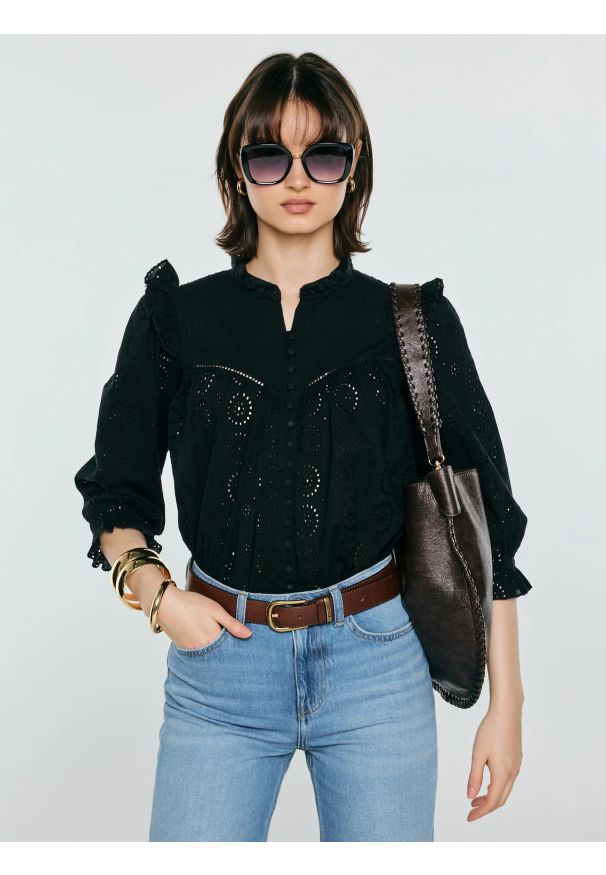 Big-Star - Bluzka damska bawełniana z rękawem 3/4 czarna Bohna 906. Okazja: na co dzień. Typ kołnierza: kołnierzyk stójkowy, kołnierz z falbankami. Kolor: czarny. Materiał: bawełna. Wzór: ażurowy, haft, aplikacja, koronka. Styl: casual, elegancki, boho