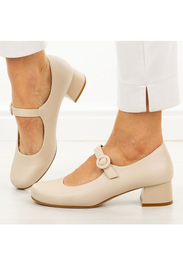 Cieliste półbuty damskie Sergio Leone Pb416. Nosek buta: okrągły. Zapięcie: pasek. Materiał: skóra. Sezon: wiosna, lato. Obcas: na obcasie. Styl: elegancki, klasyczny, wizytowy. Wysokość obcasa: średni