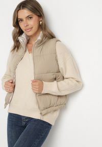 Born2be - Ciemnobeżowa Pikowana Kamizelka z Ozdobną Podszewką Olianela. Okazja: na co dzień, na spacer. Kolor: beżowy. Materiał: jeans. Wzór: aplikacja. Styl: casual, elegancki #3