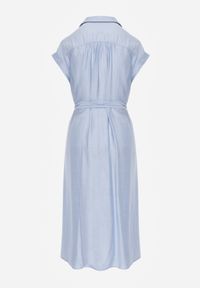 Renee - Niebieska Rozkloszowana Sukienka o Koszulowym Kroju Ozdobiona Paskiem w Talii i Guzikami Rosofia. Okazja: na co dzień. Typ kołnierza: dekolt w kształcie V. Kolor: niebieski. Materiał: skóra. Długość rękawa: krótki rękaw. Wzór: aplikacja. Typ sukienki: koszulowe. Styl: wizytowy, sportowy, casual, elegancki #6