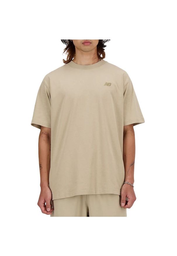 Koszulka New Balance MT41533SOT - beżowa. Kolor: beżowy. Materiał: bawełna. Długość rękawa: krótki rękaw. Długość: krótkie