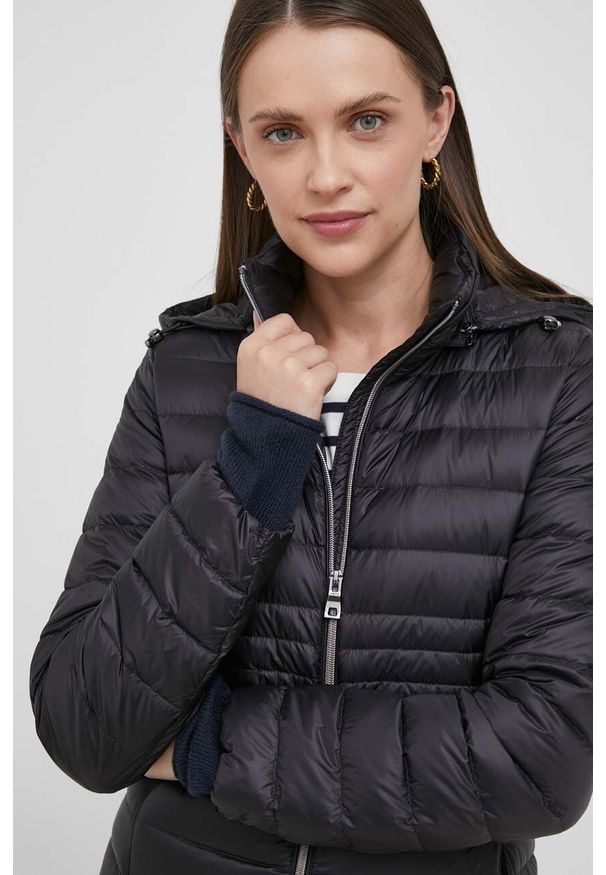 Geox kurtka puchowa damska kolor czarny przejściowa W3525B T2449 F9000. Kolor: czarny. Materiał: puch