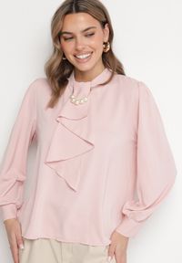 Born2be - Różowa Bluzka Ozdobiona Falbaną i Perełkami Dorretia. Okazja: na co dzień, na spotkanie biznesowe. Kolor: różowy. Materiał: jeans. Wzór: aplikacja. Styl: biznesowy, elegancki, casual #7
