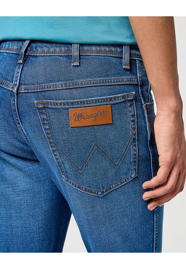 Wrangler - WRANGLER MĘSKIE SPODNIE JEANSOWE TEXAS SLIM RAINDROP 112355028 W12S017418. Długość: długie. Styl: sportowy, elegancki, klasyczny