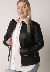 Born2be - Czarna Kurtka Ramoneska o Klasycznym Kroju ze Stójką na Nap Zeaniel. Okazja: na spacer, na co dzień. Typ kołnierza: kołnierzyk stójkowy. Kolekcja: plus size. Kolor: czarny. Materiał: poliester, skóra, jeans. Styl: klasyczny #4