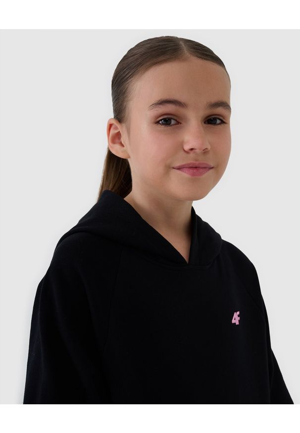 4f - 4F Bluza dresowa nierozpinana z kapturem dziewczęca - czarna 152 (11-12 lat). Okazja: na co dzień. Typ kołnierza: kaptur. Kolor: czarny. Materiał: dresówka. Długość rękawa: raglanowy rękaw. Wzór: gładki, ze splotem. Sezon: lato. Styl: casual, sportowy