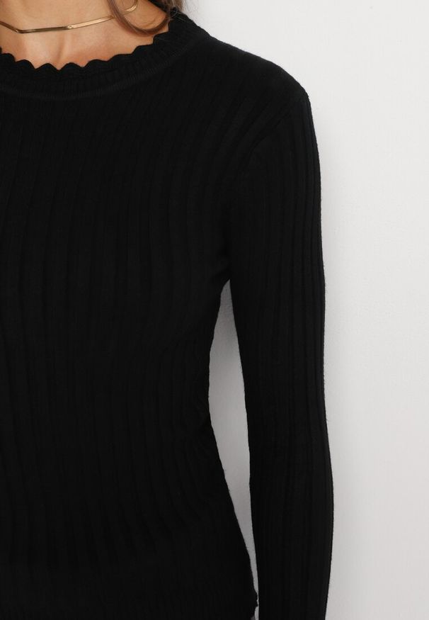 Born2be - Czarny Prążkowany Sweter z Bawełną Mevin. Okazja: na co dzień. Kolor: czarny. Materiał: bawełna, prążkowany. Styl: casual, elegancki
