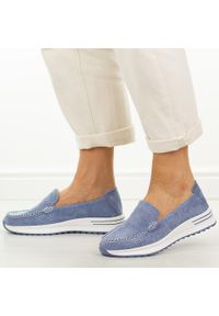 Granatowe ażurowe skórzane mokasyny damskie Jezzi 9793. Okazja: na spacer, na co dzień. Nosek buta: okrągły. Zapięcie: bez zapięcia. Kolor: niebieski. Szerokość cholewki: normalna. Wzór: ażurowy. Materiał: skóra. Sezon: wiosna, jesień, lato. Styl: casual, elegancki, klasyczny #1