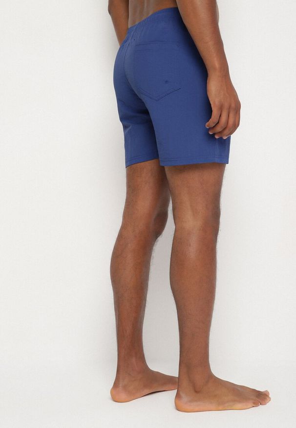 Born2be - Granatowe Klasyczne Kąpielówki Szorty z Wiązaniem i Kieszeniami Foleona. Kolor: niebieski. Materiał: len