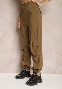 Renee - Brązowe Szerokie Spodnie High Waist w Stylu Bojówek Wykończone Gumką w Talii Ellcara. Okazja: na co dzień. Stan: podwyższony. Kolor: brązowy. Materiał: satyna. Wzór: moro. Styl: elegancki, wizytowy, sportowy, militarny, casual #4