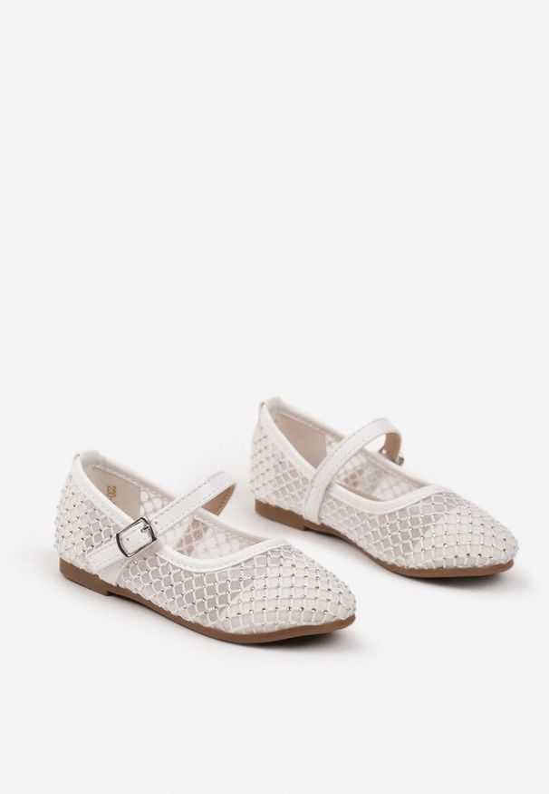 Born2be - Białe Balerinki z Siateczkową Cholewką i Cyrkoniami Olivinia. Okazja: na co dzień, na uczelnię. Zapięcie: pasek. Kolor: biały. Materiał: jeans. Szerokość cholewki: normalna. Wzór: aplikacja. Styl: klasyczny, elegancki, casual