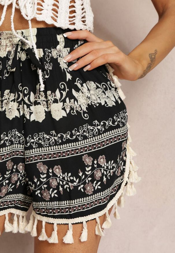 Renee - Czarne Kwieciste Szorty z Frędzlami i Gumką w Talii z Bawełny Kasida. Okazja: na co dzień. Kolor: czarny. Materiał: bawełna. Wzór: aplikacja. Styl: casual