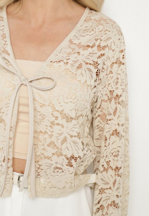 Born2be - Beżowa Koronkowa Bluzka z Dodatkiem Wiskozy Zdobiona Wiązaniem Saniviana. Okazja: na co dzień, do pracy, na spotkanie biznesowe. Typ kołnierza: dekolt w serek. Kolor: beżowy. Materiał: koronka, wiskoza. Długość rękawa: długi rękaw. Długość: długie. Wzór: aplikacja. Styl: biznesowy, casual