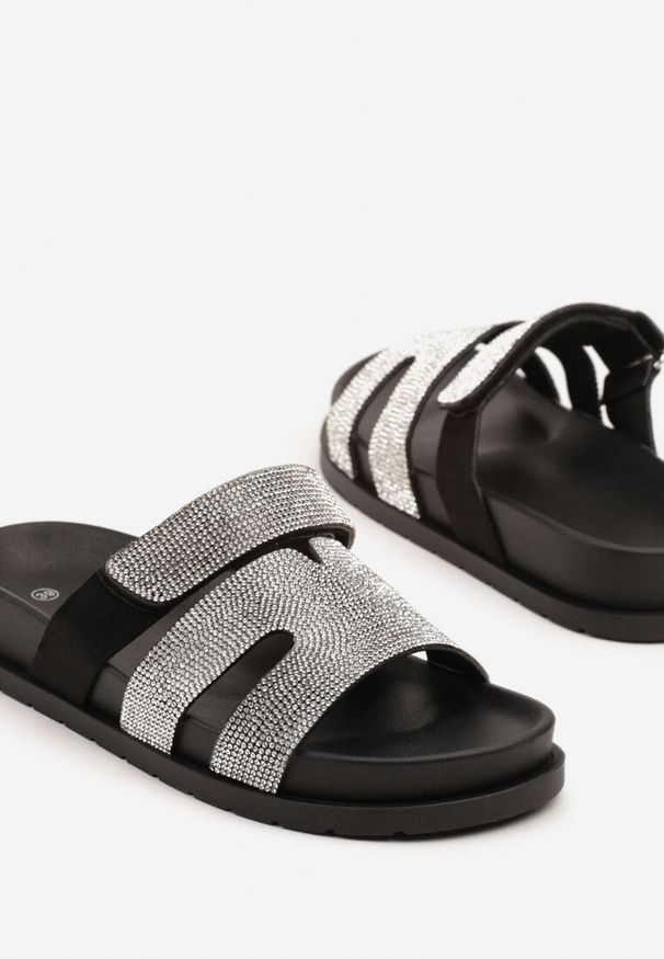 Renee - Czarne Klapki Ozdobione Wycięciami i Cyrkoniami Sonavelia. Okazja: na co dzień. Kolor: czarny. Materiał: jeans. Wzór: aplikacja. Styl: klasyczny, elegancki, casual