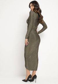 Born2be - Złota Dopasowana Sukienka z Wiskozą Marszczeniem w Pasie i Metaliczną Nitką Temivina. Okazja: na co dzień. Kolor: złoty. Materiał: wiskoza. Typ sukienki: asymetryczne, proste, oversize. Styl: casual, elegancki #5