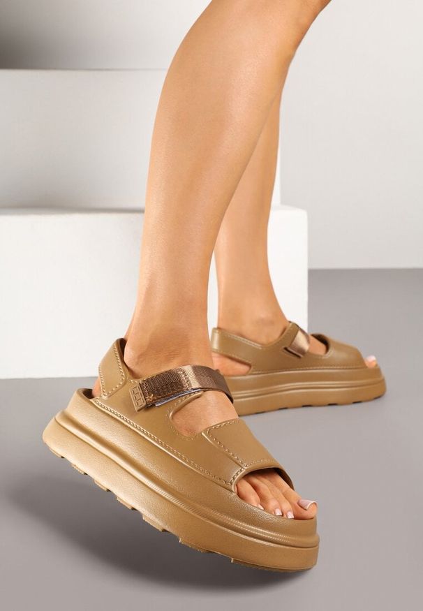 Born2be - Ciemnobeżowe Sandały na Grubej Piankowej Podeszwie z Satynowym Rzepem Telmaris. Okazja: do pracy, na co dzień, na spotkanie biznesowe. Nosek buta: otwarty. Zapięcie: rzepy. Kolor: beżowy. Materiał: satyna. Styl: elegancki, biznesowy, klasyczny, casual