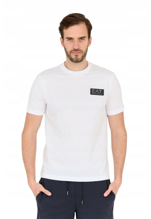 EA7 Emporio Armani - EA7 Biały męski t-shirt z naszywką z logo, Rozmiar XL. Kolor: biały. Wzór: aplikacja