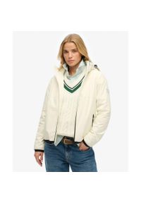 Superdry - Kurtka przeciwwiatrowa z kapturem i logo. Typ kołnierza: kaptur. Kolor: biały. Długość rękawa: długi rękaw. Styl: elegancki #1