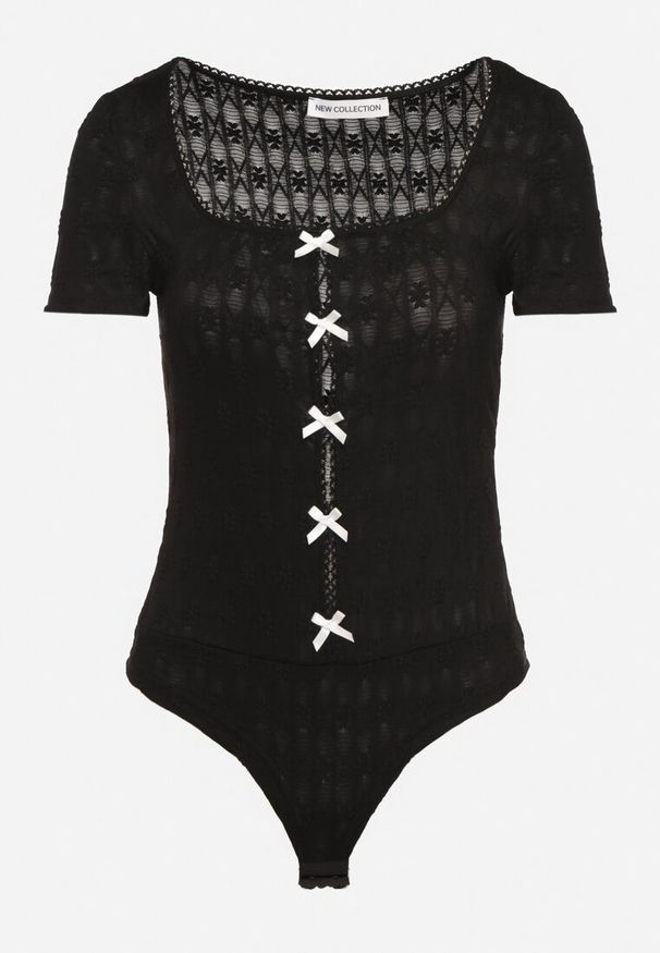 Born2be - Czarne Dopasowane Body z Tłoczonej Tkaniny Zdobione Wycięciami z Kokardkami Redelina. Okazja: na co dzień. Typ kołnierza: kokarda. Kolor: czarny. Materiał: tkanina. Długość rękawa: krótki rękaw. Długość: krótkie. Wzór: aplikacja. Styl: elegancki, casual