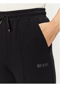 Guess Spodnie dresowe V5RB19 KCOB2 Czarny Regular Fit. Kolor: czarny. Materiał: wiskoza, syntetyk