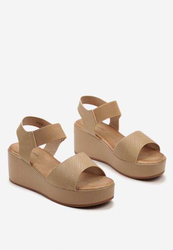 Renee - Ciemnobeżowe Casualowe Sandały na Koturnie bez Zapięcia Tesatina. Okazja: na co dzień. Zapięcie: bez zapięcia. Kolor: beżowy. Materiał: jeans. Sezon: lato. Obcas: na koturnie. Styl: casual