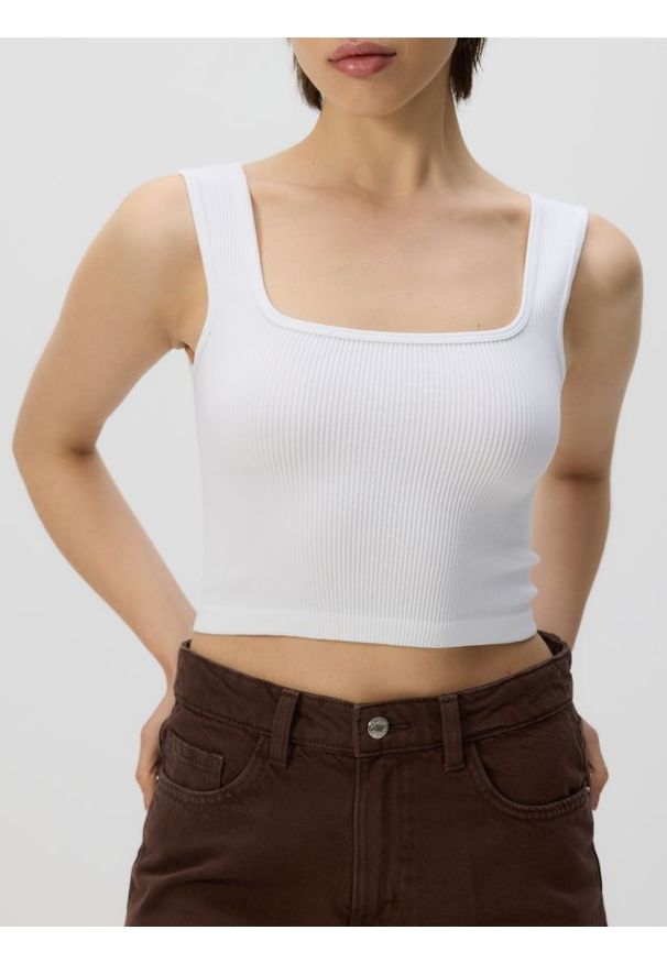 Reserved - Krótki top na ramiączkach - biały. Kolor: biały. Materiał: dzianina. Długość rękawa: na ramiączkach. Długość: krótkie