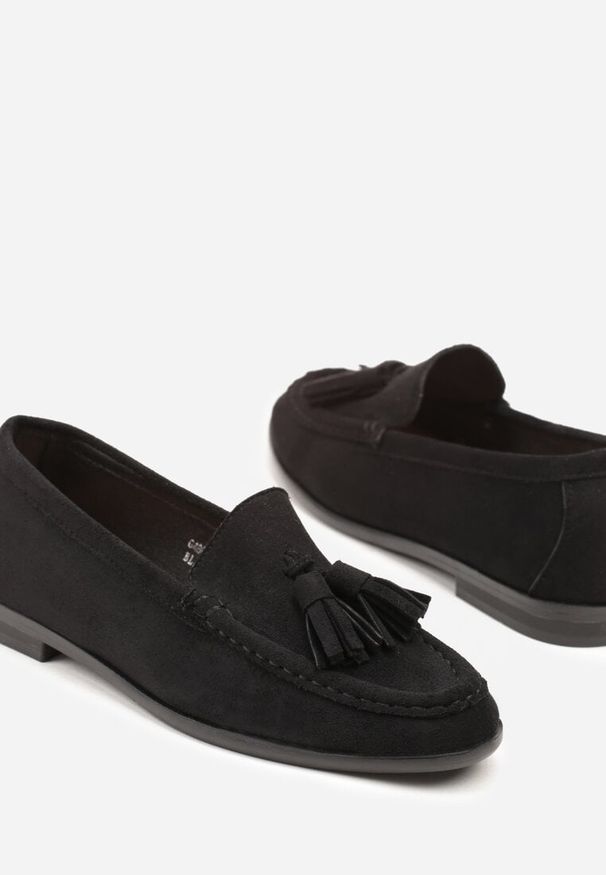 Born2be - Czarne Mokasyny z Imitacji Zamszu Zdobione Frędzlami Naloretia. Okazja: na co dzień. Kolor: czarny. Materiał: zamsz. Wzór: aplikacja. Obcas: na płaskiej podeszwie. Styl: casual, elegancki