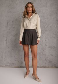 Renee - Jasnobeżowa Satynowa Koszula z Metalicznymi Guzikami w Eleganckim Stylu Lagulea. Kolor: beżowy. Materiał: satyna. Długość rękawa: długi rękaw. Długość: długie. Styl: elegancki #3